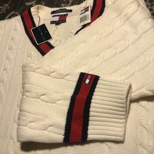 Tommy Hilfiger (New With Tags) - Size L Sweater